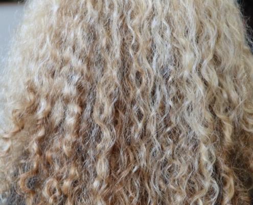 How to avoid frizz with curly hair